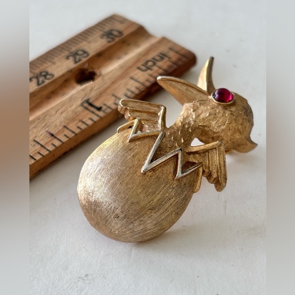 CROWN TRIFARI GOLD TONE CHICKEN HATCHING FROM EGG BROOCH, RUBY RED CABOCHON EYE - Picture 2 of 4